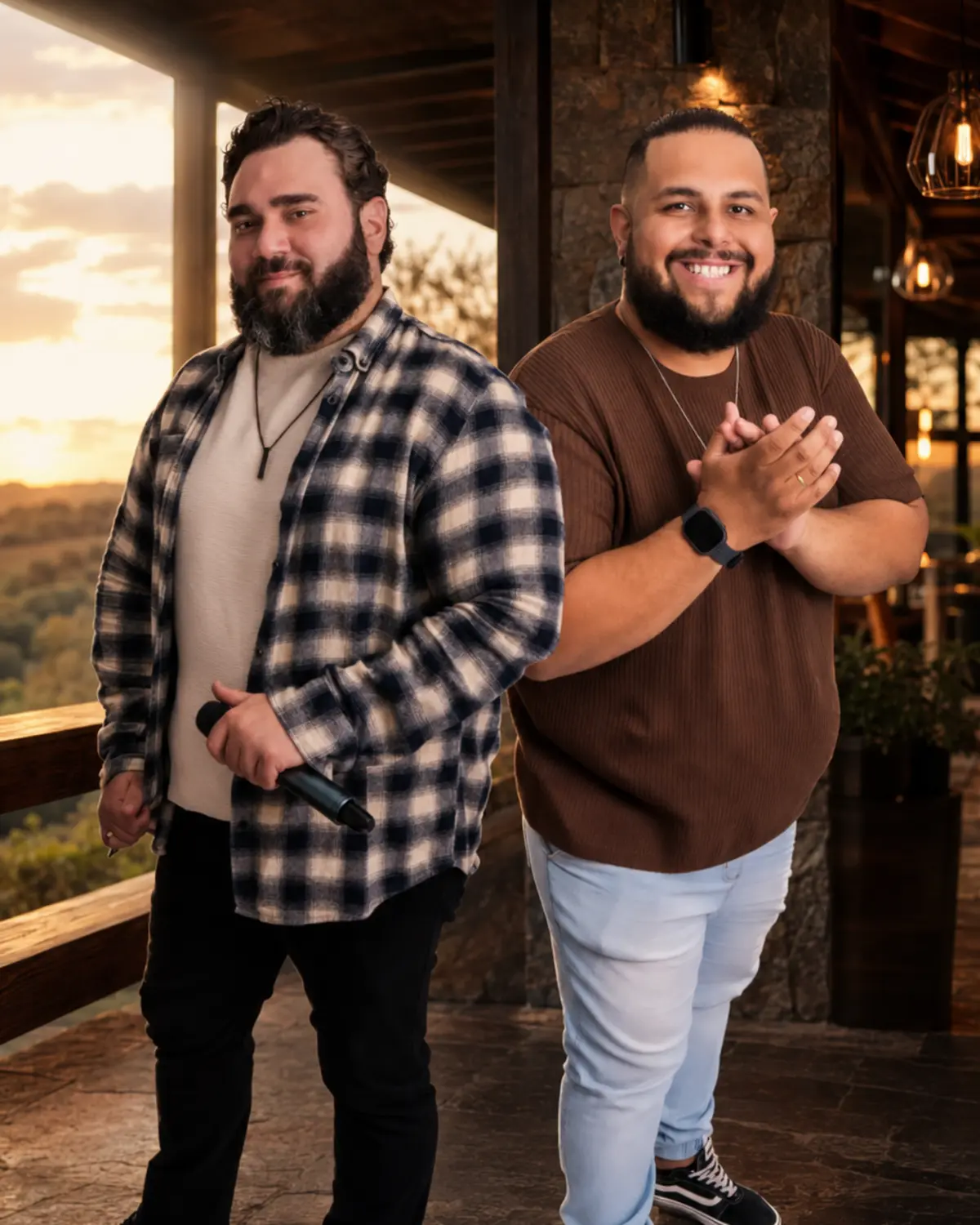 Bruno e David em uma varanda sertaneja ao entardecer