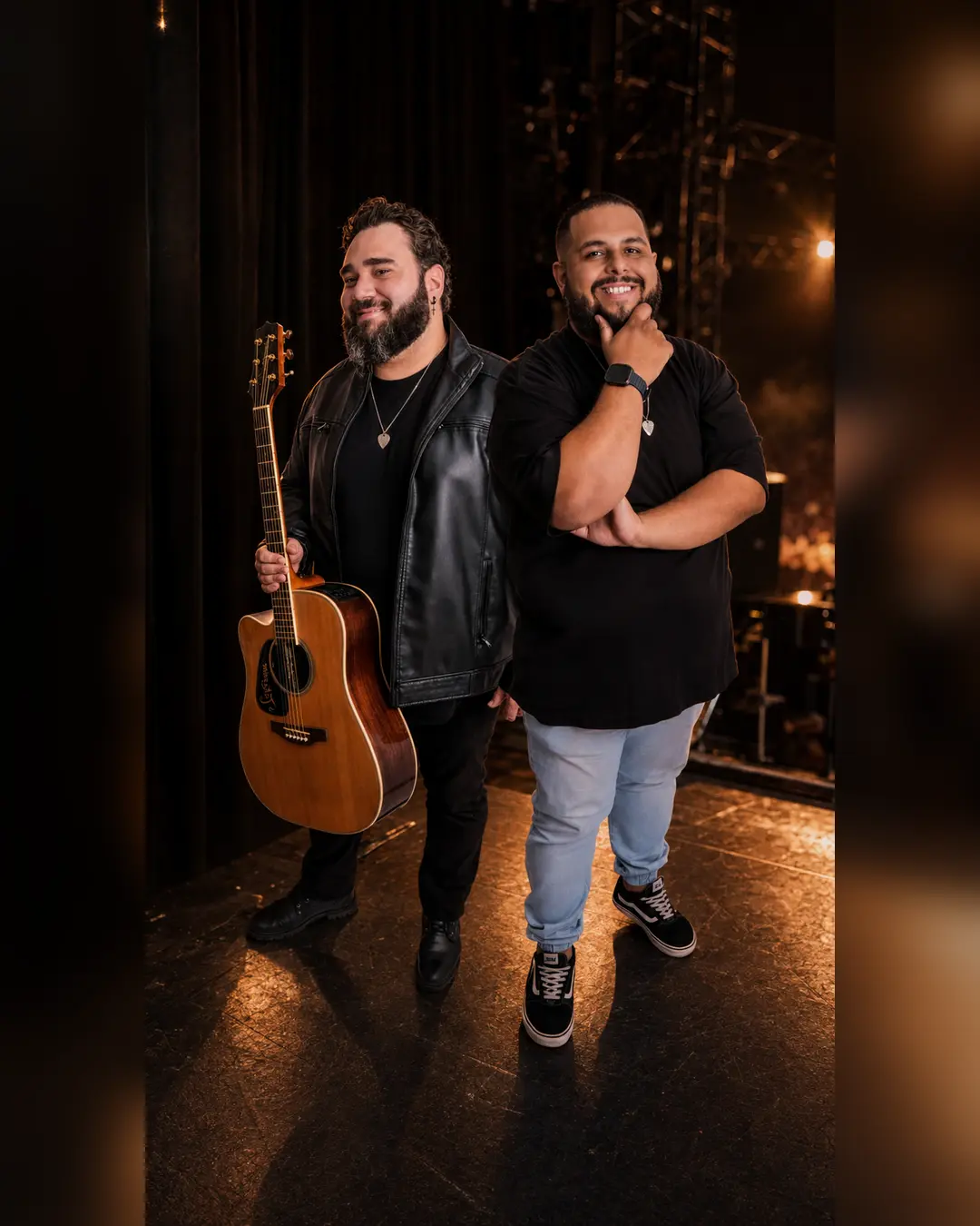 Bruno e David nos bastidores de um palco sertanejo