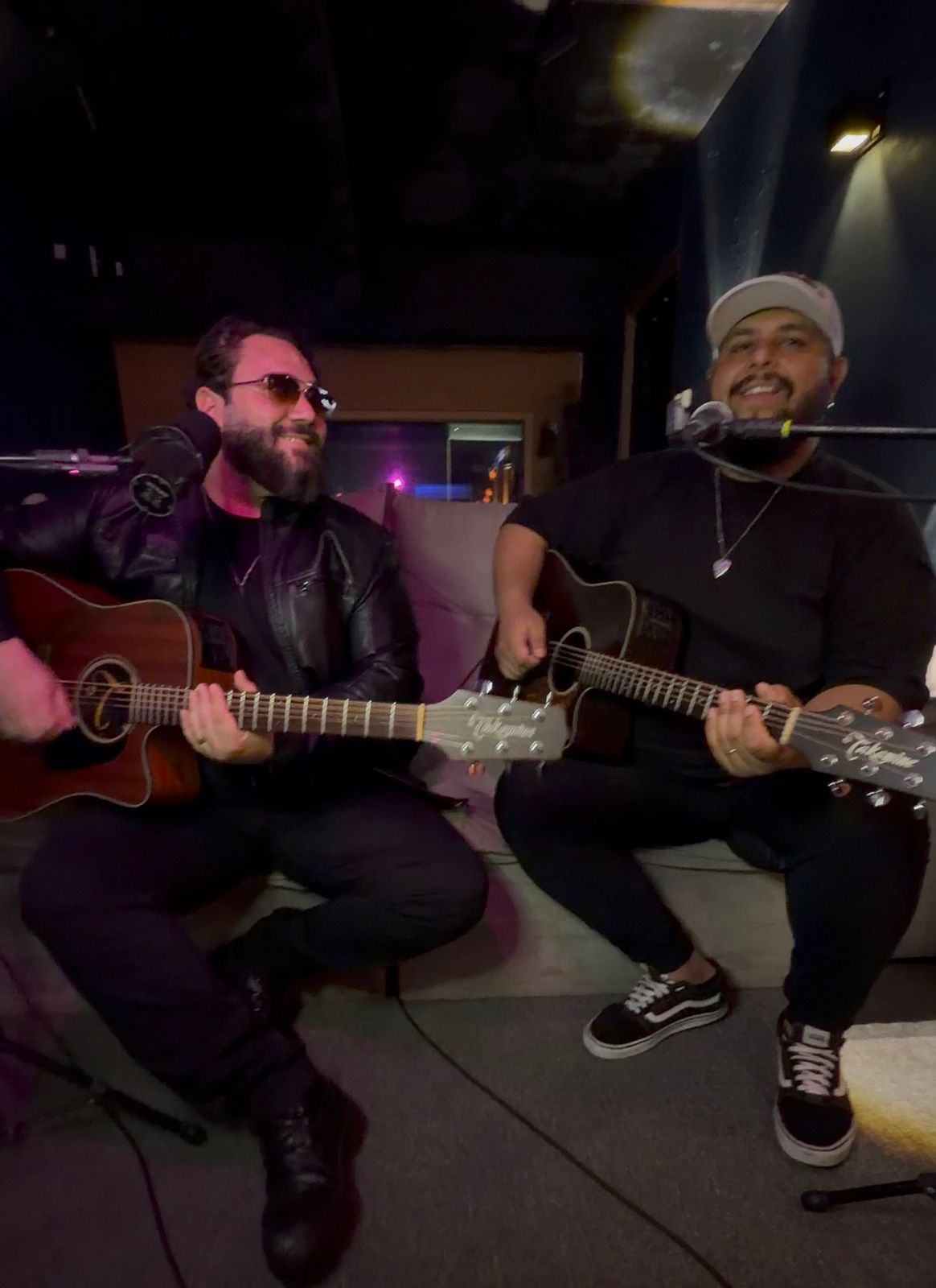 Bruno e David tocando violao