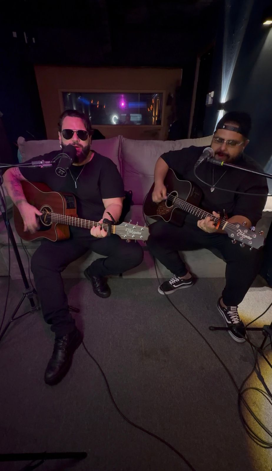 Dupla no estudio com iluminacao