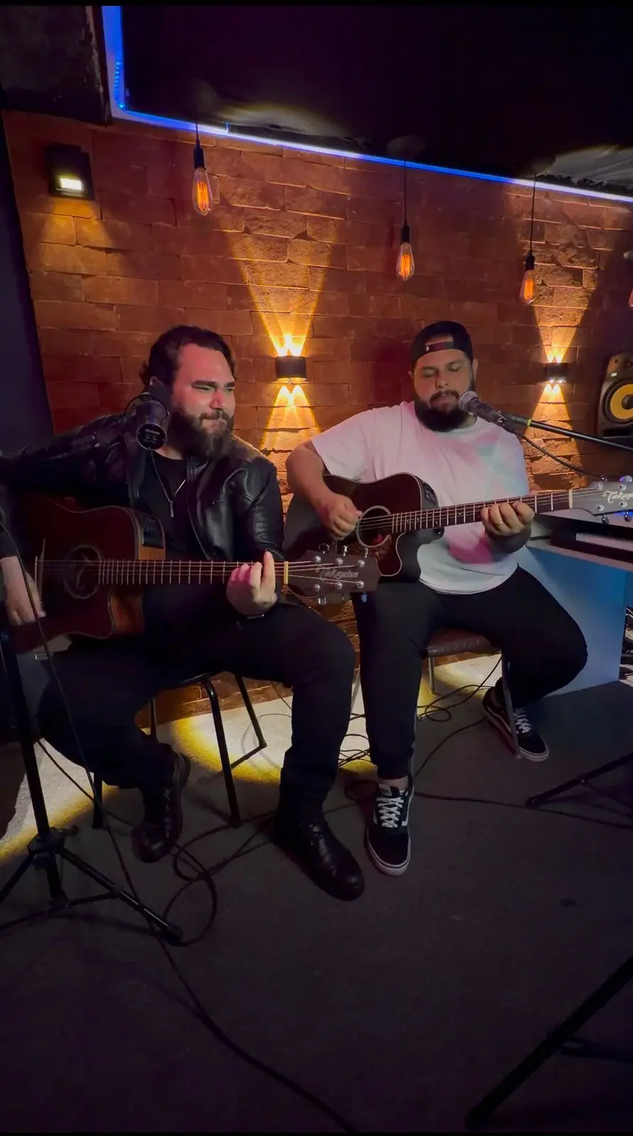 Bruno e David durante apresentação acústica