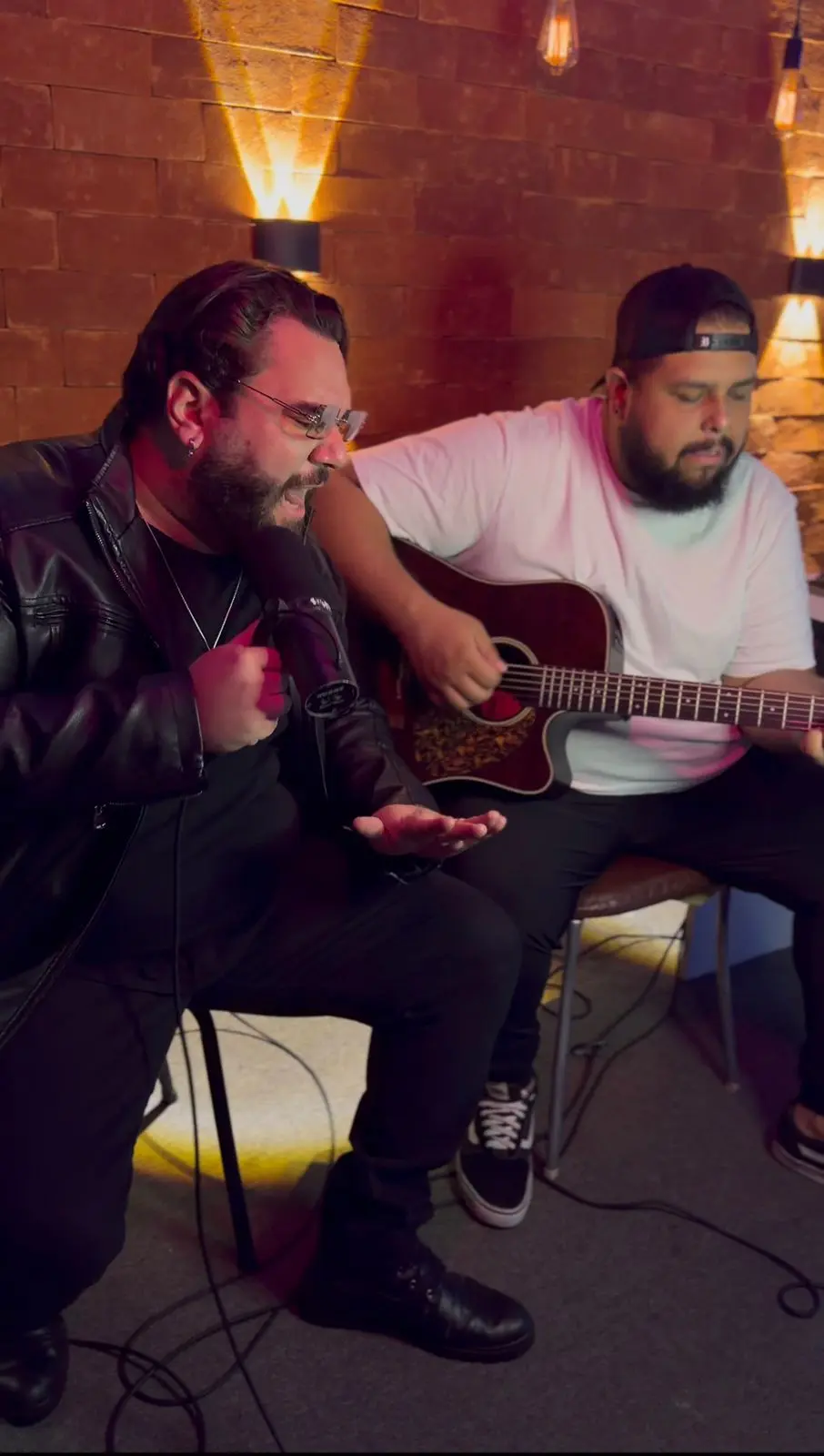 Bruno e David tocando violão em estúdio
